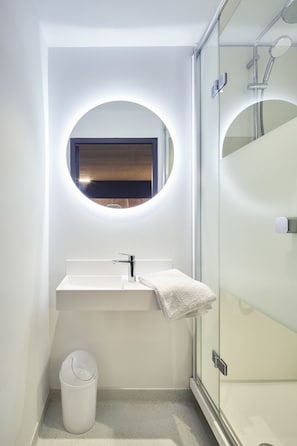 Baignoire et douche séparées, articles de toilette écologiques