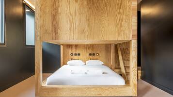 Twin Ensuite Bedroom - Wheelchair access | Iron/ironing board, free WiFi, bed sheets