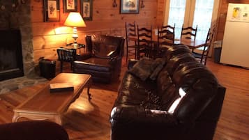 Televisión, chimenea, reproductor de DVD