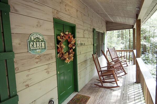 Property grounds - Clean, Secluded yet Convenient to Town, Well Stocked Cabin in the Woods! Wi-fi! (Townsend)