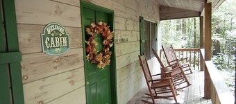 Clean, Secluded yet Convenient to Town, Well Stocked Cabin in the Woods! Wi-fi!