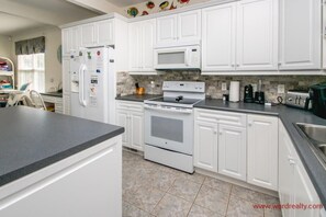 Køleskab, mikrobølgeovn, ovn, kogeplade