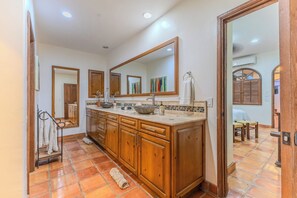 5 bedrooms, iron/ironing board, free WiFi, bed sheets