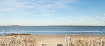 Charming, oceanfront condo w. resort amenities.