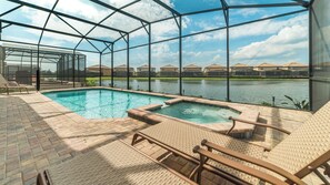 Una piscina al aire libre, una piscina climatizada