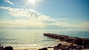 Plage à proximité, chaises longues, serviettes de plage