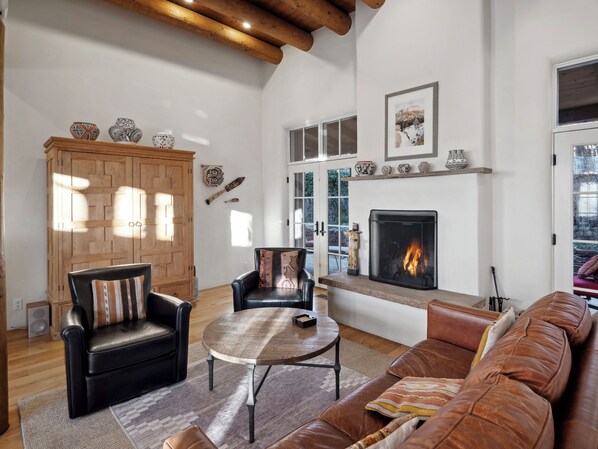 Smart TV, fireplace, DVD player, stereo