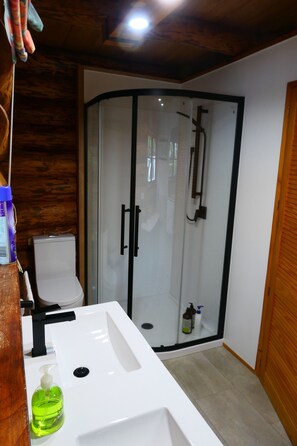 Suihku, hiustenkuivaaja, pyyhkeet, saippua