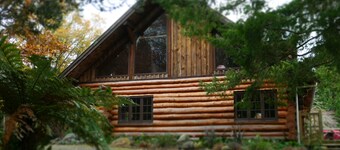 Authentic Canadian log house with the view of Mount Ruapehu 