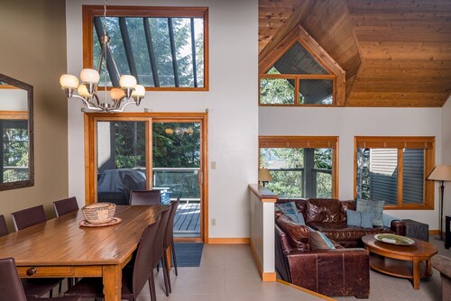 CEDAR RIDGE 17 | Prime Ski-In, Ski-Out Location | Private Garage & Hot Tub