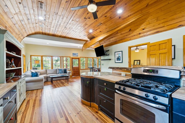 Kylskåp, mikrovågsugn, ugn och spishäll