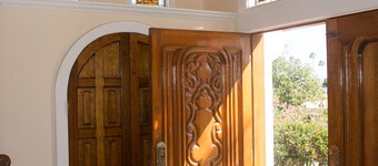 WALKING DISTANCE FROM 5 STAR RESTURANTS!!