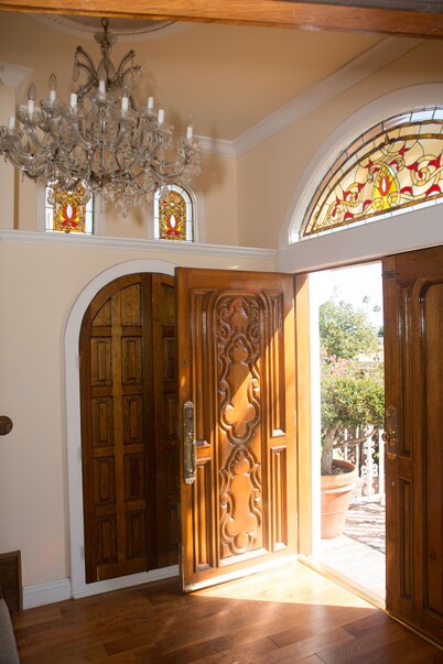 WALKING DISTANCE FROM 5 STAR RESTURANTS!!