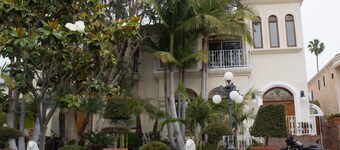 WALKING DISTANCE FROM 5 STAR RESTURANTS!!