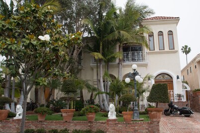 WALKING DISTANCE FROM 5 STAR RESTURANTS!!