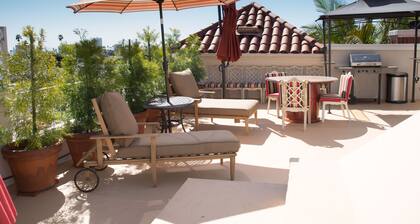 WALKING DISTANCE FROM 5 STAR RESTURANTS!!