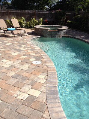 Utendørsbasseng og et oppvarmet basseng