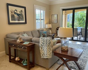 Smart-TV, DVD-spiller, bøker og filmbibliotek