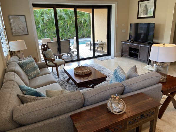 Smart-TV, DVD-Player, Bücher, Videothek