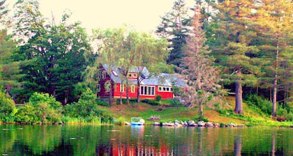 Bellamente restaurada casa de campo antigua en el lago prístino.