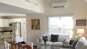 تلفزيون ذكي، مدفأة، كُتُب، ستيريو