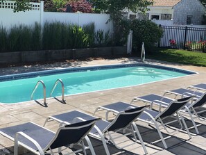 Alberca al aire libre y alberca climatizada