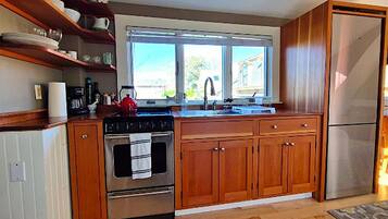 KĂŒhlschrank, Mikrowelle, Ofen, Herdplatte