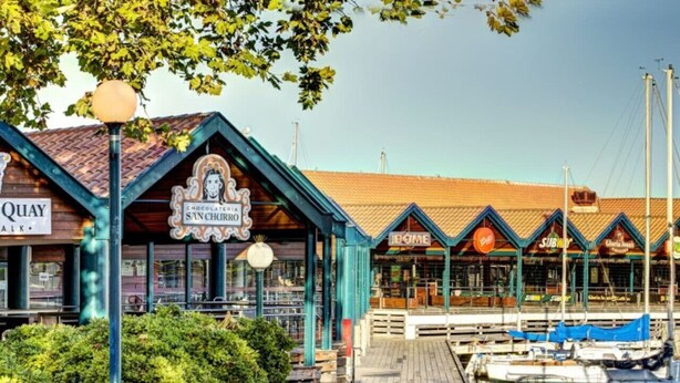 Rantakadulla sijaitseva ravintola, jonka kyltissä lukee: ”Chocolate Sancho” ja ”Quay Walk”.