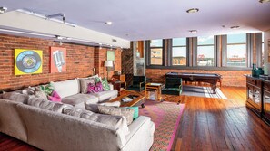 Smart TV, fireplace, DVD player, stereo - The Deluxe PH*Walk to Broadway*PrintersAlleyLofts (Nashville)