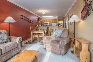 Téléviseur, foyer, livres