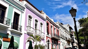 Una fila di edifici colorati con balconi e un lampione.