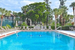 Piscina a l'aire lliure i piscina climatitzada 