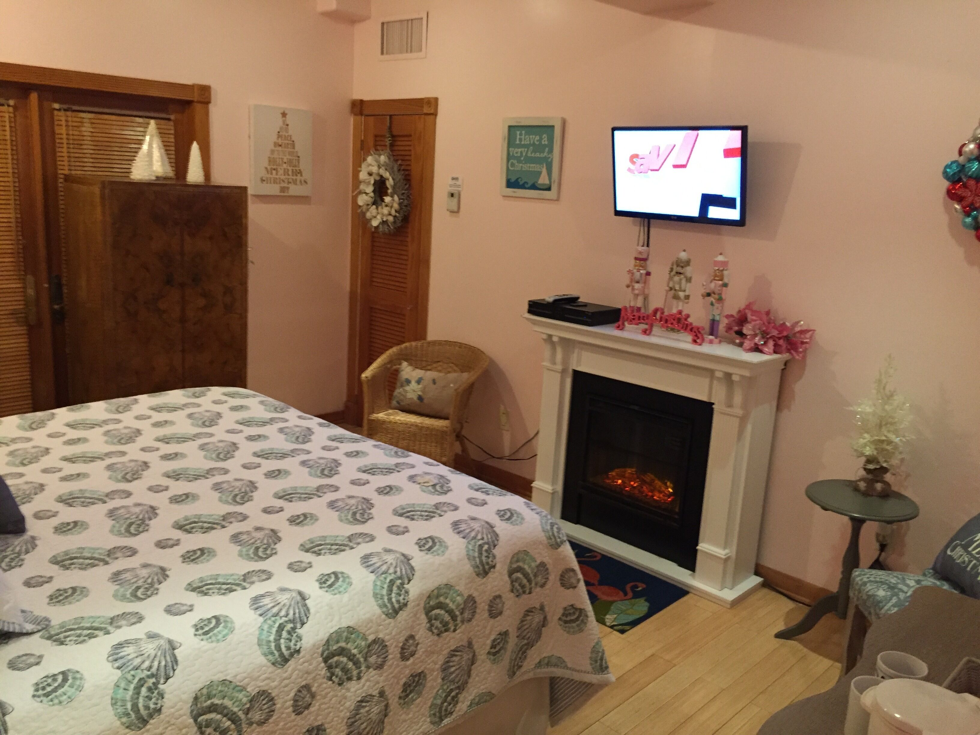 SUMMER OPENINGS!! KING BED/BATH, POOL, 1ST FLOOR
