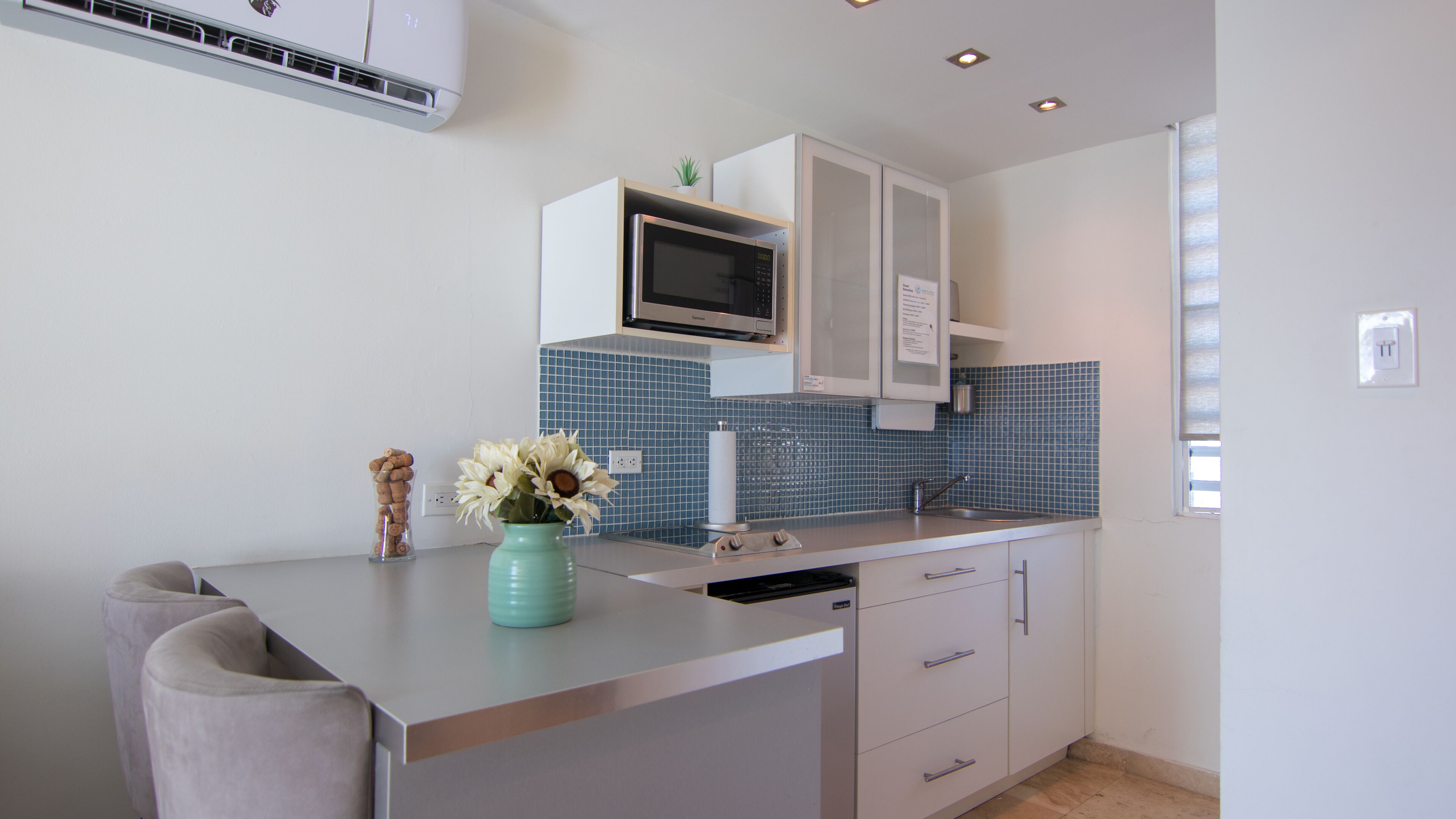 Jääkaappi, mikroaaltouuni, liesi, kahvin-/teenkeitin