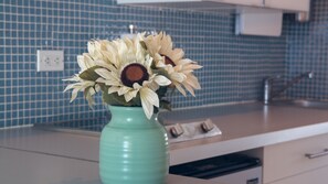 Kühlschrank, Mikrowelle, Herdplatte, Wasserkocher mit Kaffee-/Teezubehör