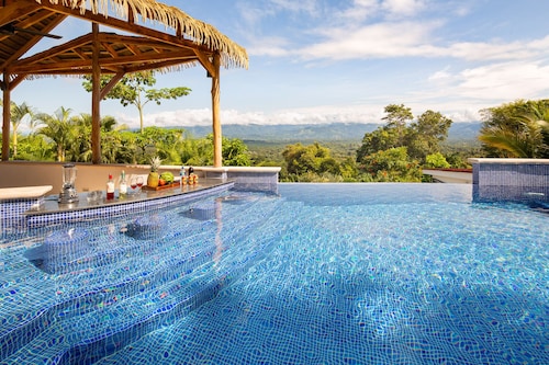 AMAZING Hillside Home, Private Infinity Pool, Covered Veranda, Spacious Rooms