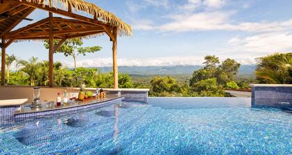 AMAZING Hillside Home, Private Infinity Pool, Covered Veranda, Spacious Rooms