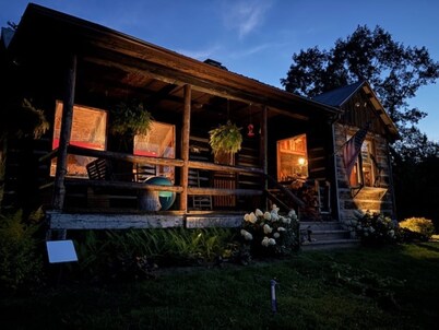 Spectacular mountain views at 4000 ft from a secluded log cabin