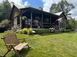 Exterior - Spectacular mountain views at 4000 ft from a secluded log cabin (Independence)
