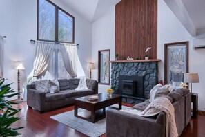 Smart-TV, Kamin, Kinderspielzeug, Bücher