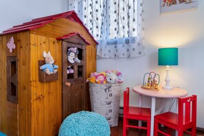 Children’s area - Cozy House with a Lovely Treehouse. 7-Person Hot Tub. Pet Friendly. Hiking. Lake (East Stroudsburg)