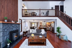 Smart-TV, Kamin, Kinderspielzeug, Bücher