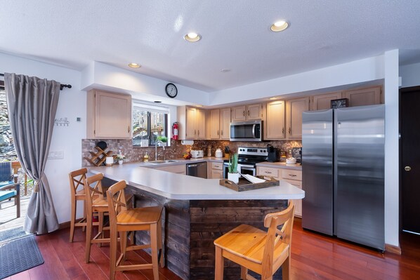 Fridge, microwave, oven, stovetop - Cozy House with a Lovely Treehouse. 7-Person Hot Tub. Pet Friendly. Hiking. Lake (East Stroudsburg)