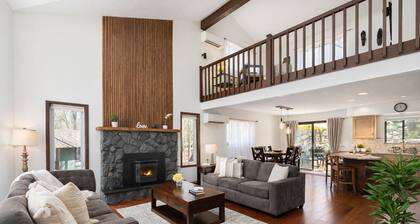Cozy House with a Lovely Treehouse. 7-Person Hot Tub. Pet Friendly. Hiking. Lake