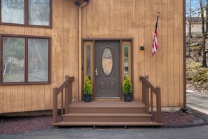 Exterior detail - Cozy House with a Lovely Treehouse. 7-Person Hot Tub. Pet Friendly. Hiking. Lake (East Stroudsburg)