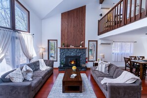 Smart-TV, Kamin, Kinderspielzeug, Bücher