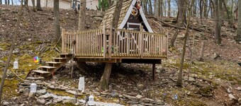Cozy House with a Lovely Treehouse. 7-Person Hot Tub. Pet Friendly. Hiking. Lake