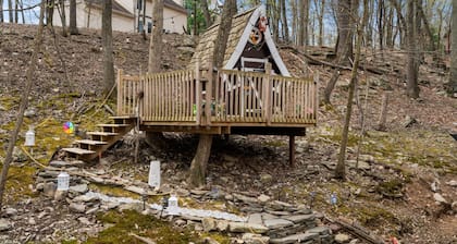 Cozy House with a Lovely Treehouse. 7-Person Hot Tub. Pet Friendly. Hiking. Lake