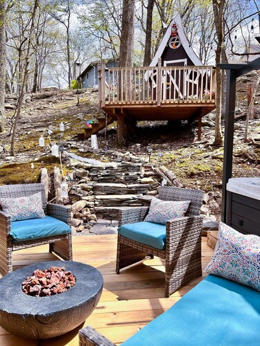Cozy House with a Lovely Treehouse. 7-Person Hot Tub. Pet Friendly. Hiking. Lake