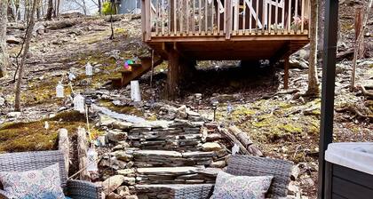 Cozy House with a Lovely Treehouse. 7-Person Hot Tub. Pet Friendly. Hiking. Lake